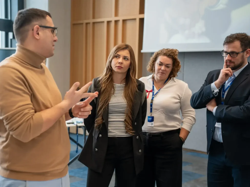 Maciej Dryjak rozmawiający z innymi osobami